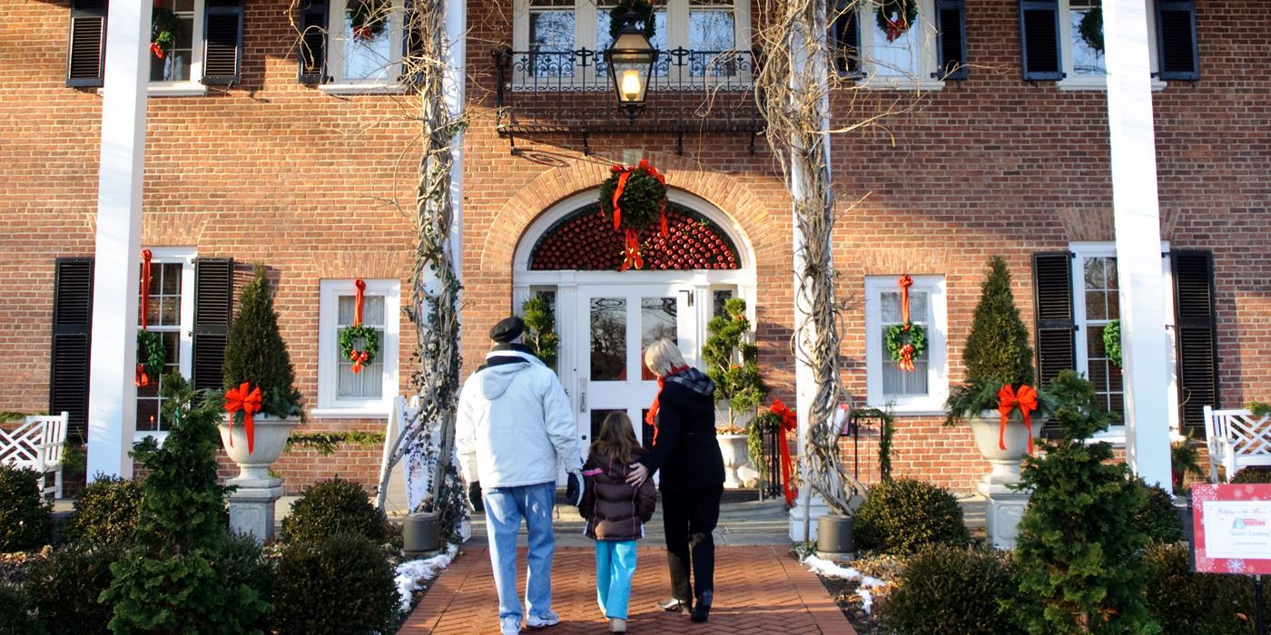 Record 27,404 People Tour Holidays In The Manor House Metroparks Toledo